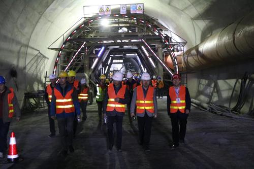 隧道伸缩缝堵漏(隧道伸缩缝漏水怎么处理)