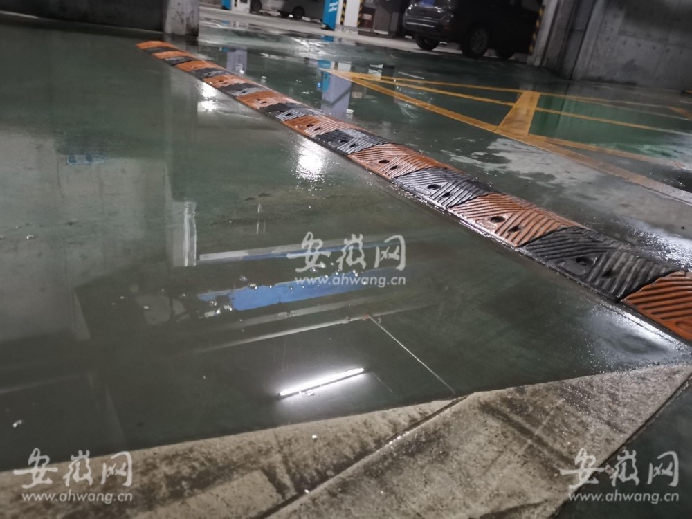 合肥一小區地下車庫漏水嚴重,停車後無法落腳下車
