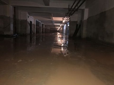 郑东新区某小区地下停车场防水堵漏工程施工案例
